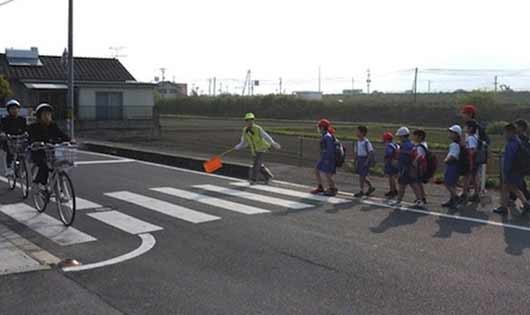 Trẻ em Nhật sang đường.