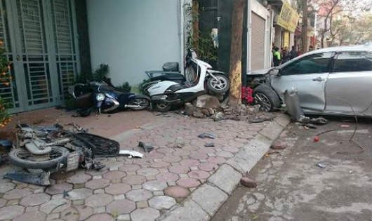 Hiện trường vụ xe Camry gây nạn ở Hà Nội.
