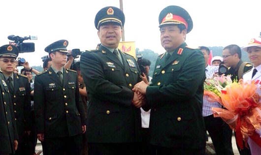 Bộ trưởng Quốc phòng Phùng Quang Thanh và Bộ trưởng Quốc phòng TQ Thường Vạn Toàn tại chương trình giao lưu hữu nghị quốc phòng biên giới Việt - Trung tại tỉnh Lào Cai tháng 5/2015