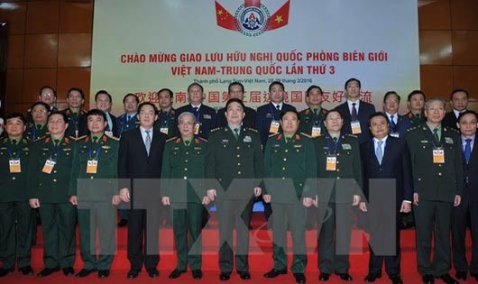 Bộ trưởng Bộ Quốc phòng Phùng Quang Thanh và Bộ trưởng Bộ Quốc phòng Trung Quốc Thường Vạn Toàn chụp ảnh chung với các đại biểu. (Ảnh: TTXVN)