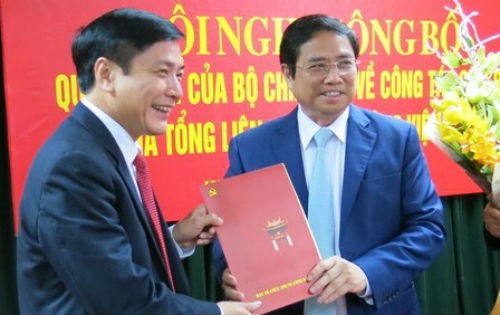Ông Phạm Minh Chính trao Quyết định cho ông Bùi Văn Cường. Ảnh: VGP News