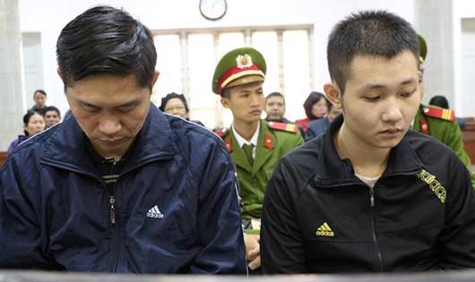 Bị cáo Tường và Khánh (phải) tại tòa.