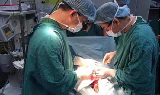 Phẫu thuật nối dương vật cho bé trai - Ảnh: Bệnh viện Nhi trung ương cung cấp