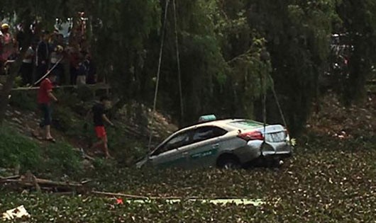 Hiện trường vụ taxi đâm xuống hồ làm 4 người thiệt mạng ở Lạng Sơn. Ảnh từ Internet.
