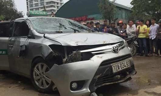 Phần đầu của chiếc xe bị hư hỏng nặng, 4 người trong xe đều là nam giới đã tử nạn.