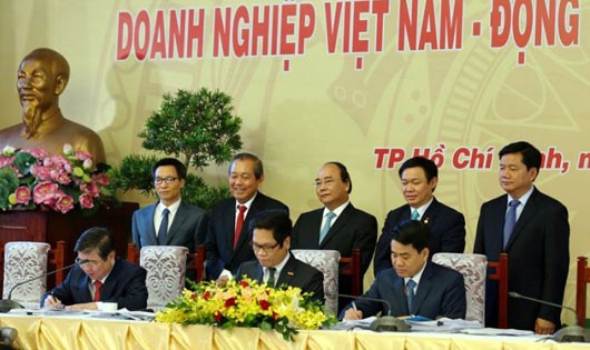 Lãnh đạo TP Hà Nội, TP HCM và VCCI ký cam kết phục vụ doanh nghiệp