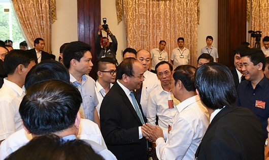 Thủ tướng Chính phủ Nguyễn Xuân Phúc tiếp xúc, trò chuyện với các đại biểu tham gia Hội nghị - Ảnh: VGP/Quang Hiếu