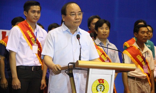 Thủ tướng chia sẻ với công nhân 8 tỉnh phía Nam.