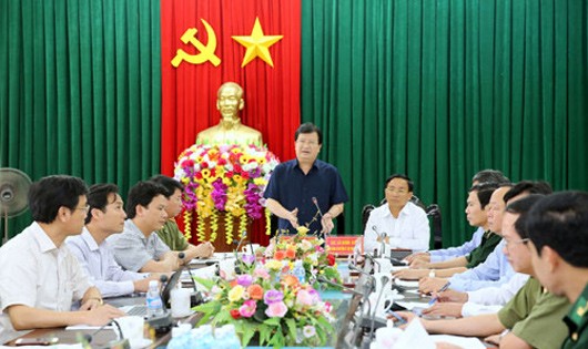 Phó Thủ tướng Trịnh Đình Dũng yêu cầu các Bộ liên quan tổ chức ngay đường dây nóng phối hợp địa phương thu mua toàn bộ hải sản đánh bắt xa bờ của ngư dân.
