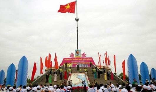 Lễ thượng cờ Ngày hội thống nhất non sông tại Quảng Trị.