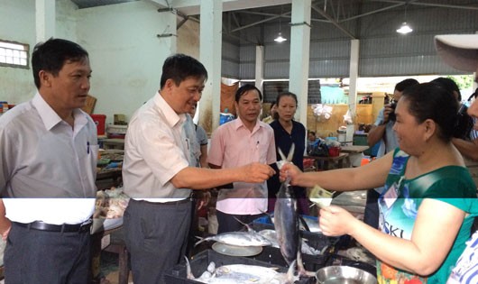 Phó chủ tịch UBND  TP Đà Nẵng Đặng Việt Dũng kiểm tra bán cá sạch của tiểu thương