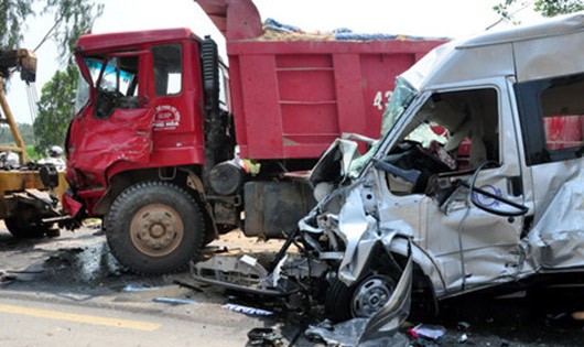 Tai nạn xe khách nghiêm trọng tại Quảng Ngãi làm 4 người thiệt mạng, sáng nay, 3/5.