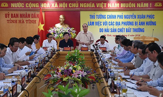 Thủ tướng Chính phủ Nguyễn Xuân Phúc làm việc với các địa phương bị ảnh hưởng do hiện tượng hải sản chết bất thường. Ảnh:VGP