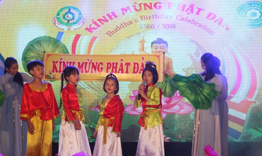 Màn biểu diễn nghệ thuật của các em bé chào mừng Lễ Phật đản
