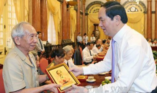 Chủ tịch nước Trần Đại Quang tặng chân dung Chủ tịch Hồ Chí Minh cho các đại biểu. Ảnh: TTXVN