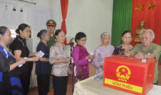 Cụ Bùi Anh Kiểm (85 tuổi), cử tri cao tuổi nhất tại tổ bầu cử số 3, phường Nguyễn Trãi, thành phố Hà Giang, thực hiện bỏ phiếu.