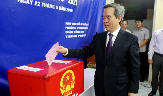 Ủy viên Bộ Chính trị , Trưởng Ban Kinh tế TƯ Nguyễn Văn Bình bỏ phiếu tại khu vực bỏ phiếu số 3, Phương Mai, Đống Đa, Hà Nội.