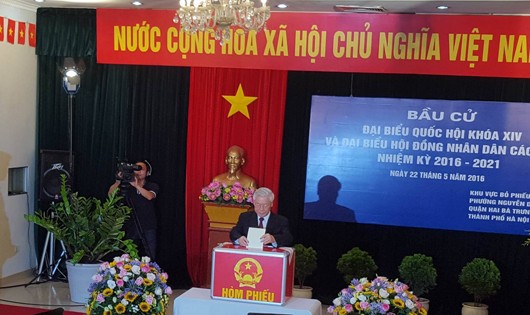 Tổng Bí thư Nguyễn Phú Trọng là một trong những người đầu tiên bỏ phiếu.