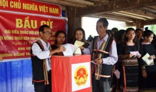 Cử tri tỉnh Kon Tum đi bỏ phiếu ngày 22/5/2016. Ảnh: Báo Kon Tum.
