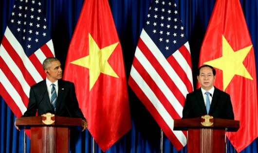 Chủ tịch nước Trần Đại Quang và Tổng thống Barack Obama đồng chủ trì họp báo quốc tế thông báo về kết quả hội đàm giữa hai bên - Ảnh: VGP