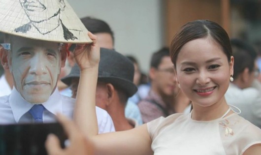 Lan Phương háo hức cho biết, cô rất hâm mộ tổng thống trên chính trường và trong gia đình. Cô đã chuẩn bị sẵn vài câu hỏi để hỏi thần tượng của mình.