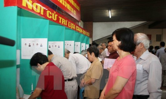 Cử tri khu vực bỏ phiếu số 9, phường Láng Hạ, quận Đống Đa (Hà Nội) thực hiện quyền và nghĩa vụ công dân trong ngày bầu cử. Ảnh: TTXVN