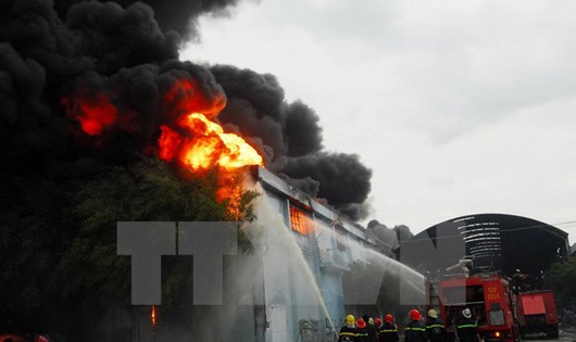 Cháy dữ dội Công ty nệm nổi tiếng, khói đen cao hàng trăm mét