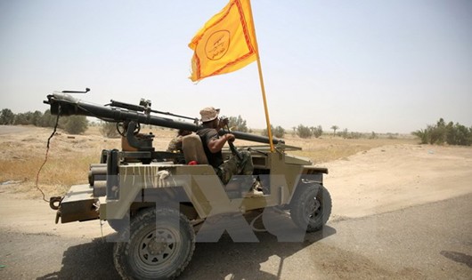 Lực lượng ủng hộ Chính phủ Iraq tiến vào khu vực làng al-Sejar, giáp Fallujah, tỉnh Anbar ngày 28/5. 