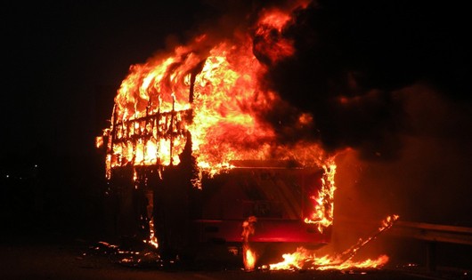 Xe chở 35 khách cháy dữ dội hàng tiếng đồng hồ trên Quốc lộ