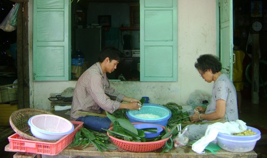 Bà Lan cùng con trai tất bật gói bánh "giao mối" dịp Tết Đoan Ngọ năm nay.
