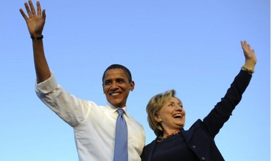 Tổng thống Mỹ Barack Obama và cựu Ngoại trưởng Hillary Clinton. (Nguồn: AFP)