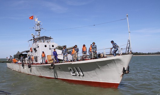 Tàu Hải quân 211 chở nhu yếu phẩm ra tiếp ứng cho việc tìm kiếm cứu nạn.