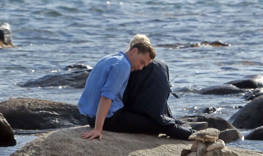 Tom và Taylor Swift tình tứ trên bãi biển trước biệt thự của nữ ca sĩ.