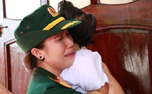 Đồng đội không kìm được nước mắt khi ôm con gái Đại tá Khải. Ảnh: VietNamNet