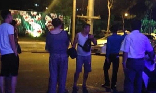 Nhóm khách Trung Quốc rời khỏi quán bar tối 14/6 Ảnh: FB