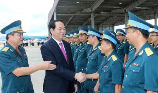Chủ tịch nước Trần Đại Quang và cán bộ, chiến sĩ Trung đoàn Không quân 925 tại huyện Phù Cát, tỉnh Bình Định. Ảnh: TTXVN
