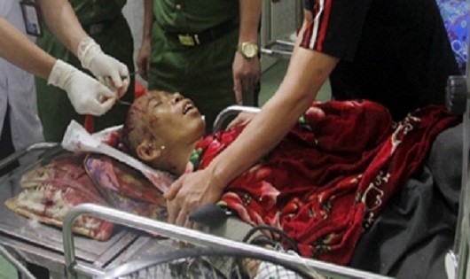 Lê Văn Hồng đang được cấp cứu tại bệnh viện.