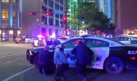 Cảnh sát Dallas tại hiện trường vụ nổ súng.