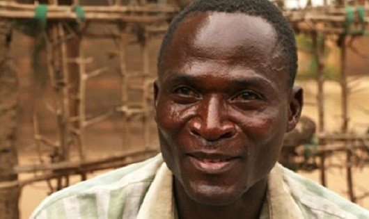Eric là một trong 10 "hyena" tại ngôi làng nghèo của anh, anh từng ngủ với 104 phụ nữ và bé gái dù mang trong mình căn bệnh thế kỷ HIV