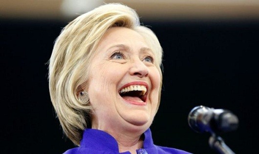 Ông chủ Wikileaks tiết lộ nắm nhiều thông tin 'thú vị' về bà Clinton 
