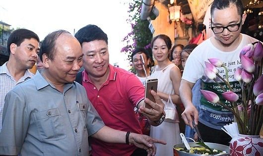 Thủ tướng dạo bộ thăm Phố cổ Hội An. Ảnh: Quang Hiếu/VGP