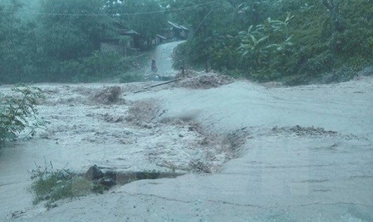 Tuyến đường 15C lên huyện Mường Lát bị nước lũ chia cắt. (Ảnh: TTXVN)