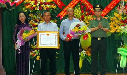 Thượng tướng Tô Lâm, Ủy viên Bộ Chính trị, Bộ trưởng Bộ Công an trao tặng danh hiệu Anh hùng LLVT nhân dân thời kỳ kháng chiến chống Mỹ cứu nước cho gia đình ông Lê Thanh Vân