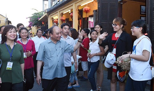 Hình ảnh Thủ tướng đi bộ ở phố cổ Hội An chiều 8/8.