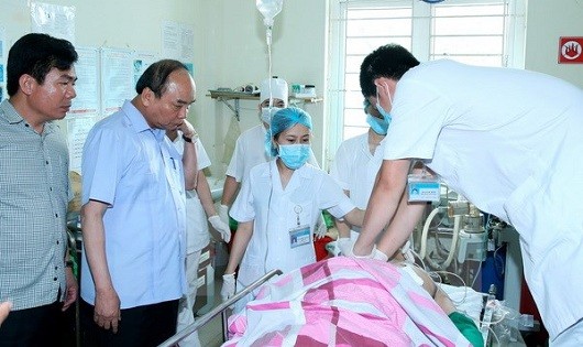 Thủ tướng Nguyễn Xuân Phúc thăm các nạn nhân tại Bệnh viện Đa khoa tỉnh Yên Bái. 