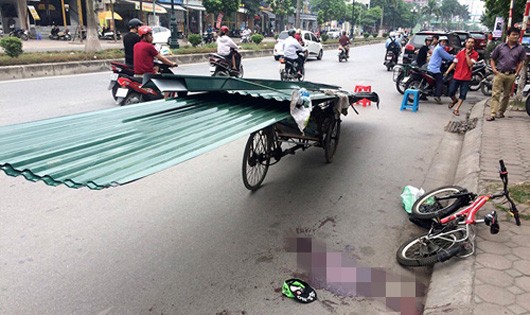 Nam sinh Hà Nội thiệt mạng do va xe chở tôn đỗ bên đường