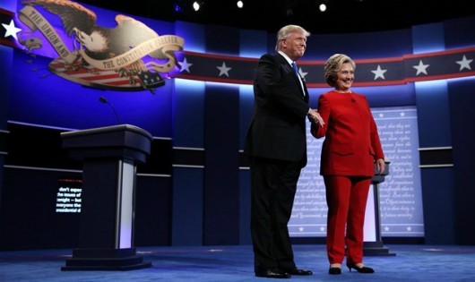 Bà Clinton và ông Trump vui vẻ bắt tay trước cuộc tranh luận. 