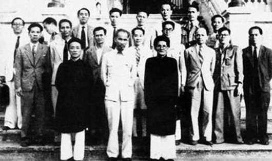 Nguyên Quyền Chủ tịch nước Huỳnh Thúc Kháng chụp ảnh lưu niệm với Chủ tịch Hồ Chí Minh (ảnh tư liệu)