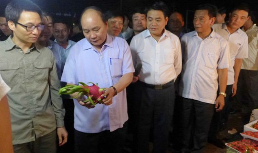 Thủ tướng Nguyễn Xuân Phúc thị sát chợ đầu mối Long Biên sáng sớm 27/9.