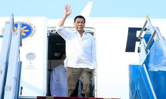 Tổng thống Philippines Rodrigo Duterte đến sân bay Quốc tế Nội Bài. Ảnh: TTX